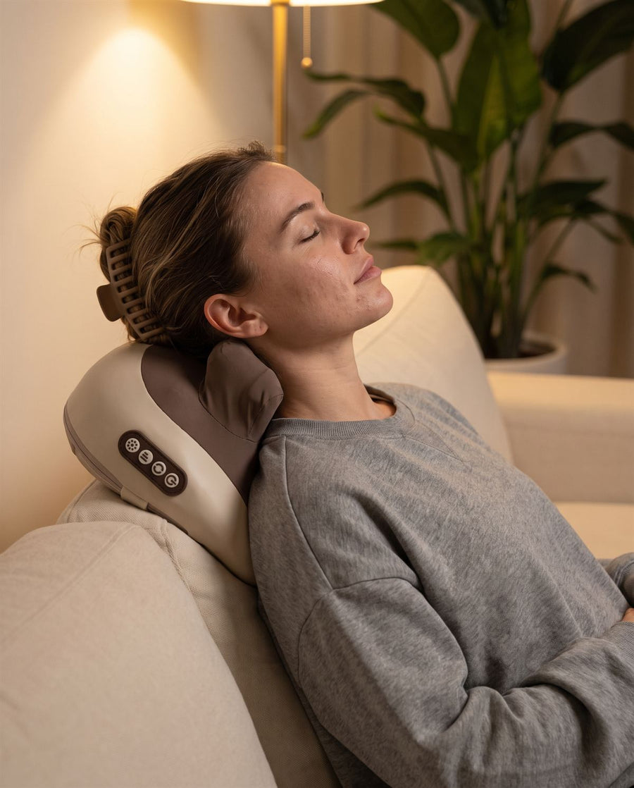 Woman in her twenties lying back on Hizoo on the sofa